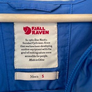 Men’s blue Fjall Raven jacket.